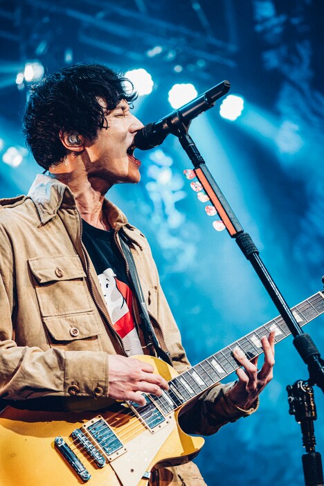 go!go!vanillasの牧達弥（Vo, G）。（撮影：西槇太一）