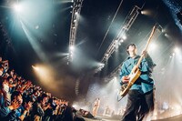 go!go!vanillasの柳沢進太郎（G）。（撮影：西槇太一）