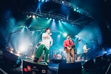 go!go!vanillasと、Saucy Dogの石原慎也（Vo, G）。（撮影：西槇太一）