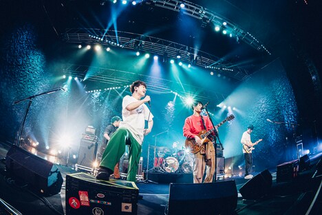 go!go!vanillasと、Saucy Dogの石原慎也（Vo, G）。（撮影：西槇太一）