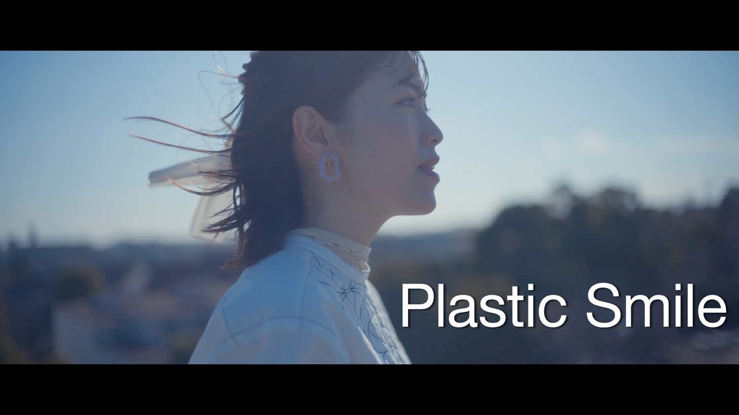 石原夏織「Plastic Smile」ミュージックビデオより。
