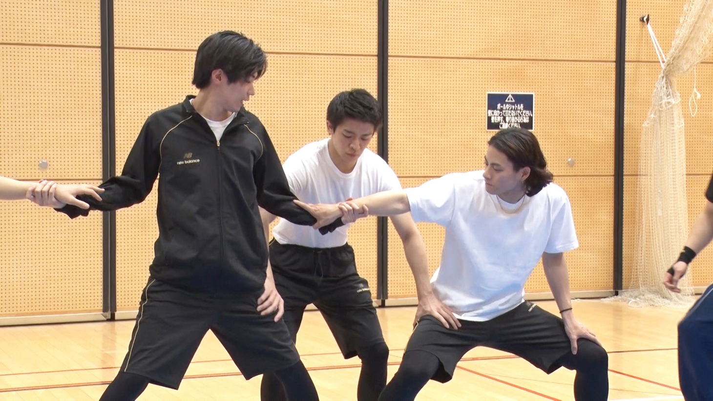 アクロバットに挑戦するKing & Princeメンバー。(c)日本テレビ