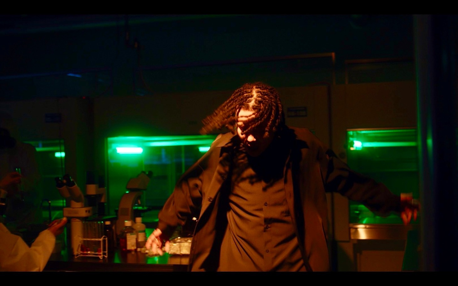 VIGORMAN「Chemical Reaction」ミュージックビデオより。