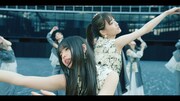 乃木坂46「Actually…」MVの齋藤飛鳥と山下美月ダブルセンターバージョンより。
