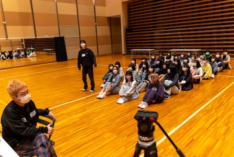 「WACK合同オーディション2022」初日の歌唱審査の様子。