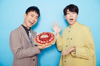 左から藤井隆、西山宏太朗。この日の取材では、3月10日に50歳の誕生日を迎えた藤井にサプライズでケーキがプレゼントされた。