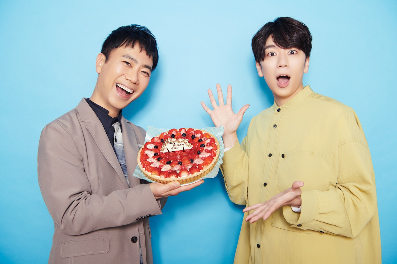 左から藤井隆、西山宏太朗。この日の取材では、3月10日に50歳の誕生日を迎えた藤井にサプライズでケーキがプレゼントされた。