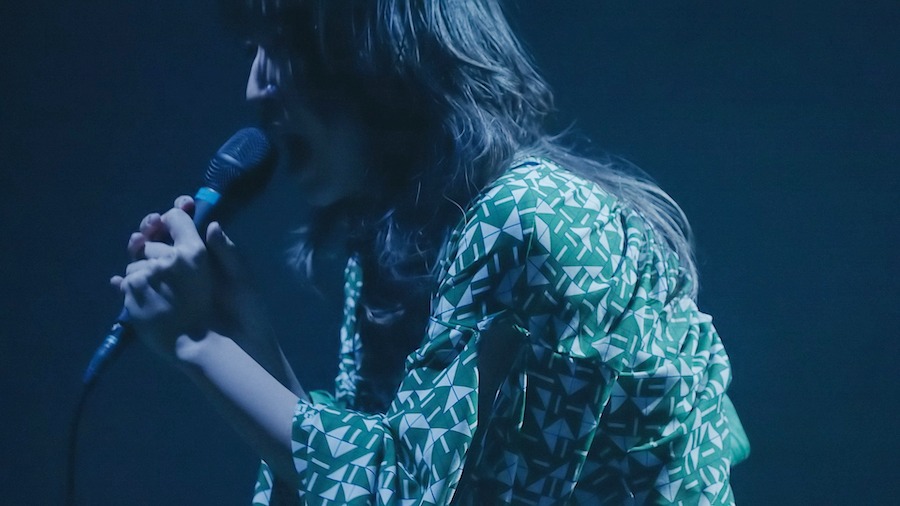 ヒグチアイ「悪魔の子」ライブ映像より。