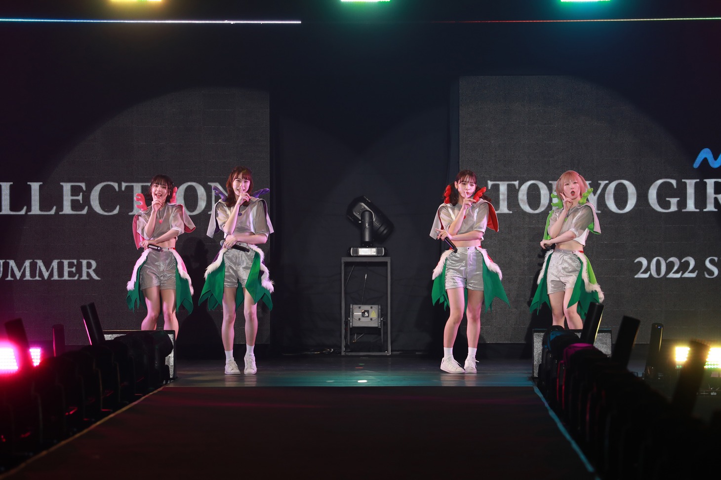 豆柴の大群 (c)マイナビ TOKYO GIRLS COLLECTION 2022 SPRING / SUMMER
