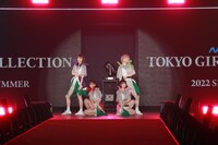 豆柴の大群 (c)マイナビ TOKYO GIRLS COLLECTION 2022 SPRING / SUMMER