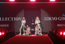 豆柴の大群 (c)マイナビ TOKYO GIRLS COLLECTION 2022 SPRING / SUMMER