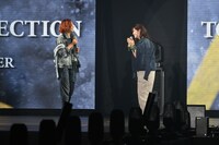 土屋アンナに褒められて照れる鈴木愛理（右）。