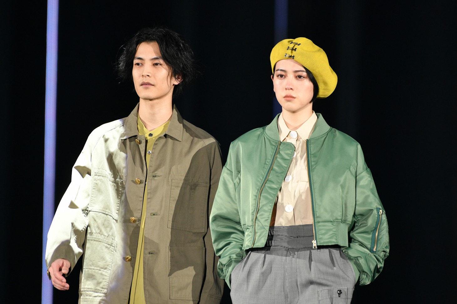 左から渡邊圭祐、三吉彩花。