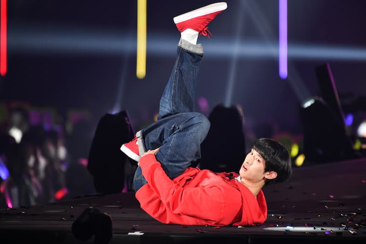 Snow Man おそ松さん キャラになりきってランウェイへ 向井は寝そべり ラウールポーズ Tgcレポート 写真3枚 音楽ナタリー