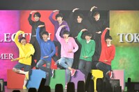 人気画像8位は「Snow Man『おそ松さん』キャラになりきってランウェイへ、向井は寝そべり“ラウールポーズ”」より、全員で「シェー！」のポーズを決めるSnow Man。