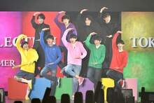 全員で「シェー！」のポーズを決めるSnow Man。