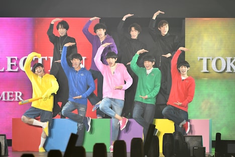 全員で「シェー！」のポーズを決めるSnow Man。