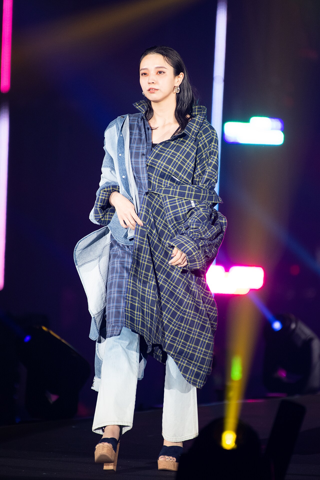櫻坂46の小林由依と渡邉理佐がクールなランウェイ、鈴木愛理はFukase