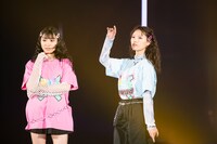 SKE48の石黒友月と中野愛理。