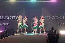 豆柴の大群 (c)マイナビ TOKYO GIRLS COLLECTION 2022 SPRING / SUMMER