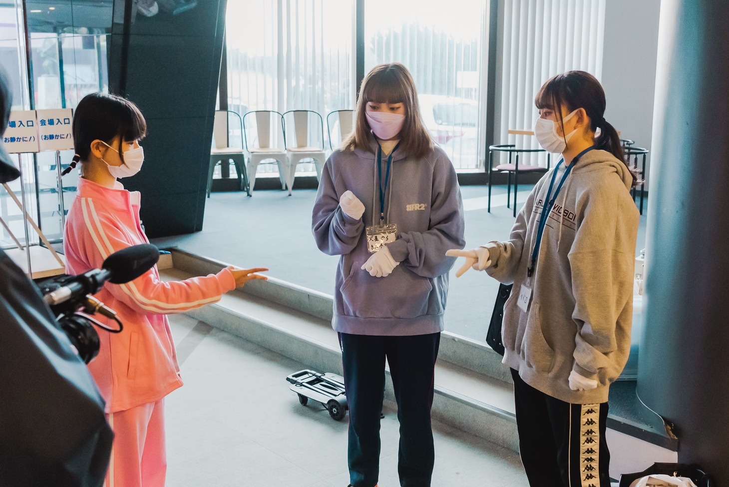 じゃんけんをするキムラメミキ、火星からきたネズミ、ヘドロ。