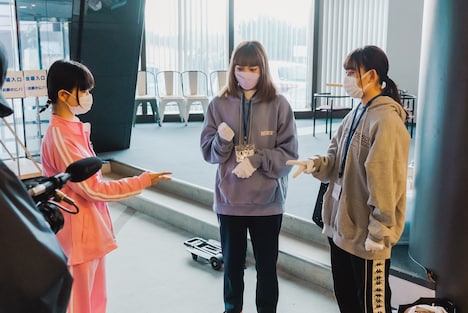 じゃんけんをするキムラメミキ、火星からきたネズミ、ヘドロ。