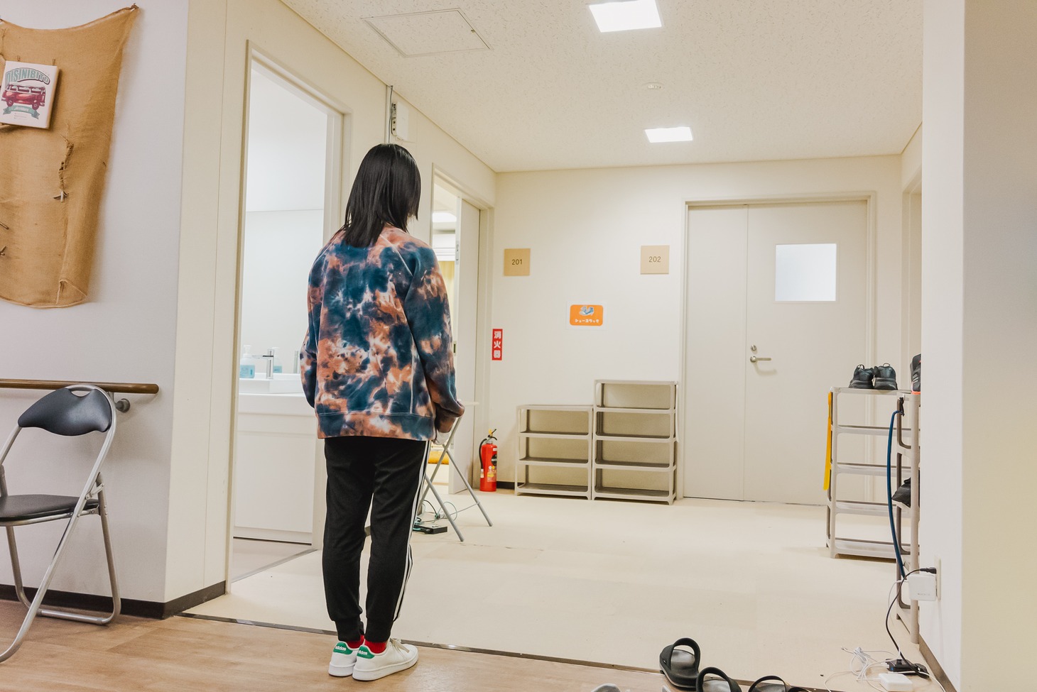 渡辺淳之介（WACK代表）を待つサアヤイト（WAgg）。