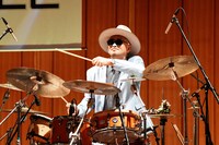 H ZETT KOU（Dr）（Photo by Yuta Ito）