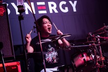 にっち（Dr / 夕闇に誘いし漆黒の天使達）（Photo by MAYUMI）