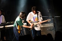左からネクライトーキーのもっさ（Vo, G）、朝日（G）。（Photo by MAYUMI）
