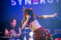 左から夕闇に誘いし漆黒の天使達のにっち（Dr）、小柳（Vo）。（Photo by MAYUMI）