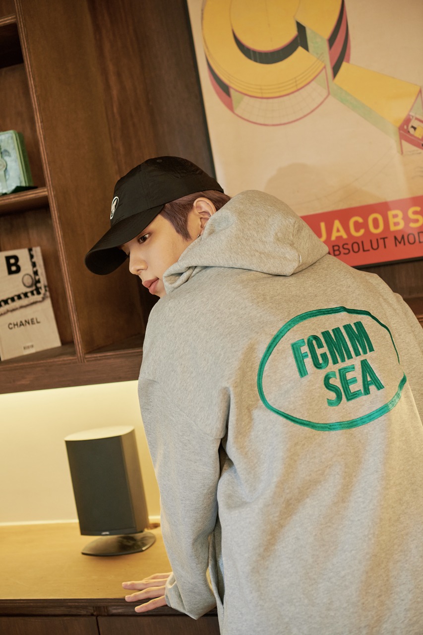 FCMM×WIND AND SEAコラボレーションラインの着用イメージ。