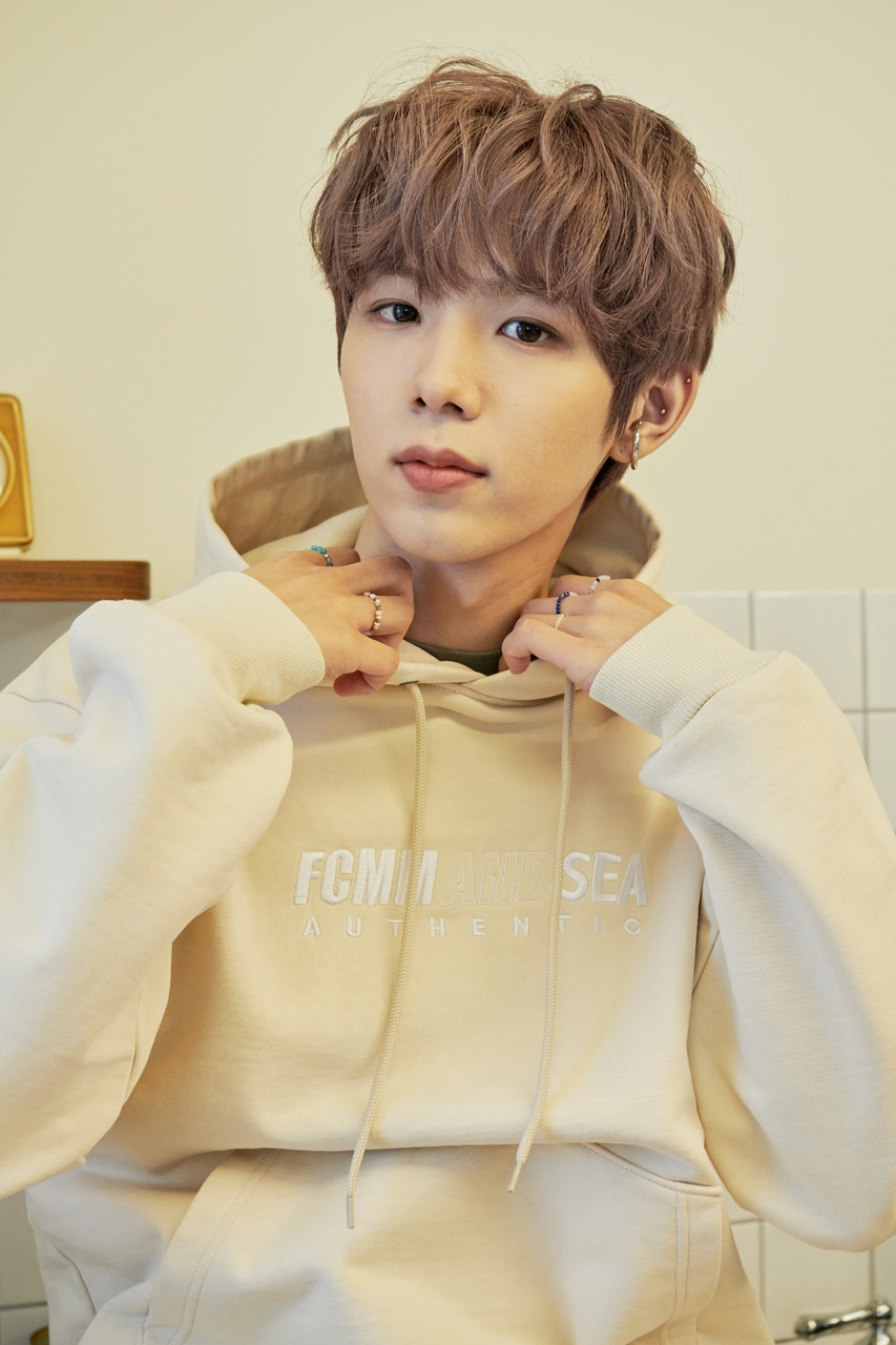 FCMM×WIND AND SEAコラボレーションラインの着用イメージ。