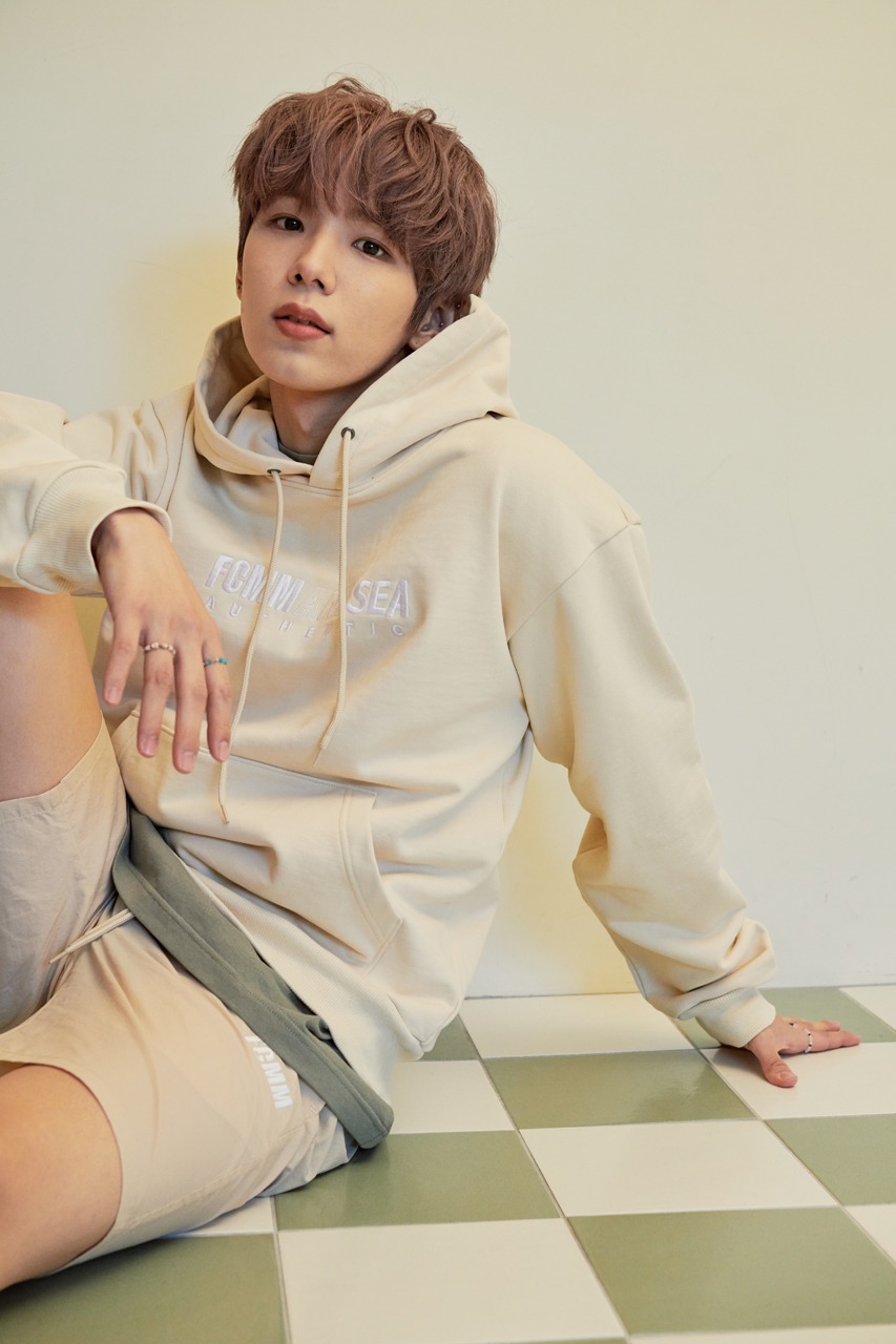 FCMM×WIND AND SEAコラボレーションラインの着用イメージ。