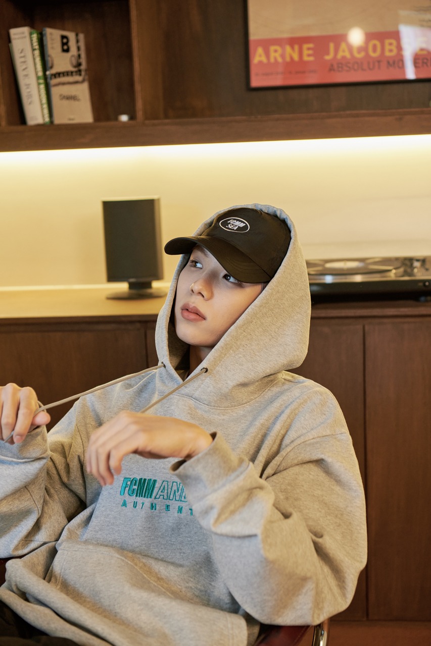 FCMM×WIND AND SEAコラボレーションラインの着用イメージ。