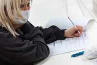 学力テスト中のネオ・トゥリーズ（BiS）。