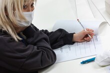 学力テスト中のネオ・トゥリーズ（BiS）。