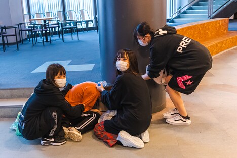 ギャ・フンを介抱するアユナC、アイナスター（WAgg）、ドーウシロ・ユリ。