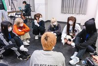 WACK現役メンバーと渡辺淳之介（WACK代表）。