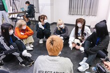 WACK現役メンバーと渡辺淳之介（WACK代表）。