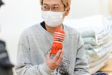 TENGAを持つ渡辺淳之介（WACK代表）。