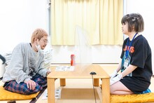 TENGAを持つ渡辺淳之介（WACK代表）、デデデD。