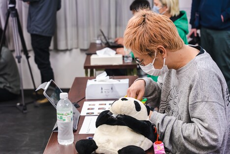 ユメカ・ナウカナ？（ASP）のリュックを漁る渡辺淳之介（WACK代表）。