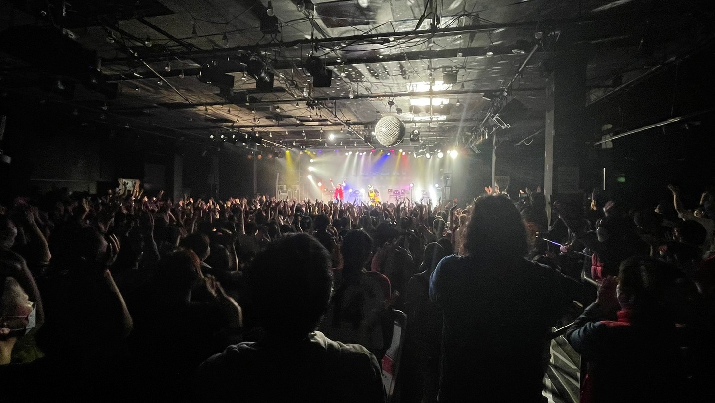 ザ・リーサルウェポンズ「ポンズの野望・全国版～もうがまんできねえ～」東京・LIQUIDROOM公演の様子。（提供：ソニー・ミュージックレーベルズ）