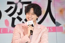 “桜の微笑み”を見せる中島健人。