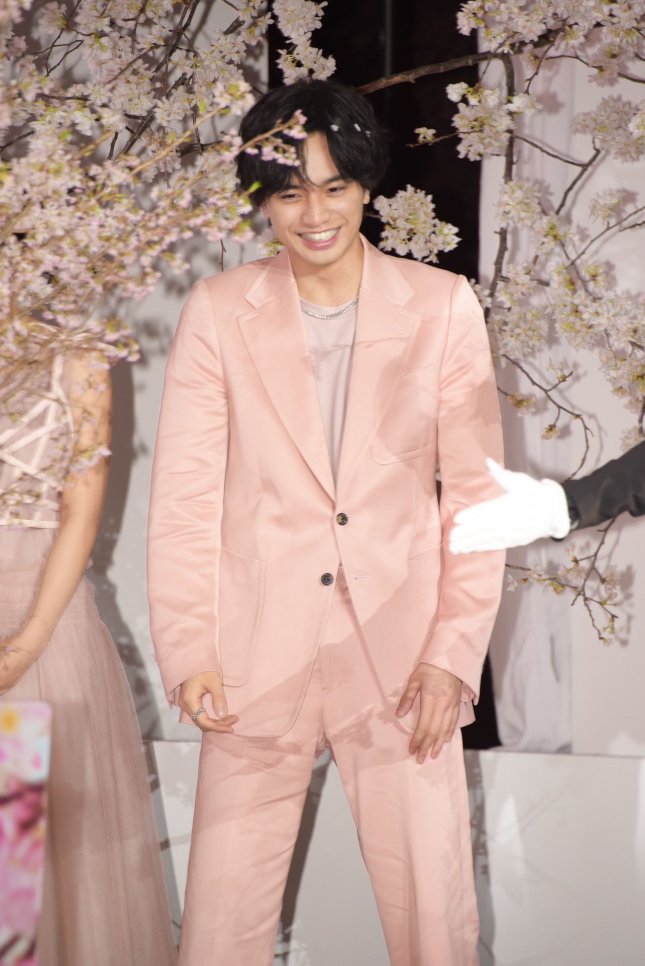 桜の花びらが髪の毛に付いてしまった中島健人。