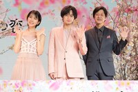 左から松本穂香、中島健人、深川栄洋監督。