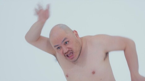 「さよならロックスター」のミュージックビデオに出演したハリウッドザコシショウ。