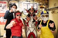 ザ・リーサルウェポンズと獣神サンダー・ライガー、鮫島一六三（BANBANBAN）。（提供：ソニー・ミュージックレーベルズ）