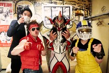 ザ・リーサルウェポンズと獣神サンダー・ライガー、鮫島一六三（BANBANBAN）。（提供：ソニー・ミュージックレーベルズ）